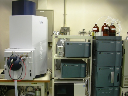 【図1】Q-TOF/MSの外観写真
